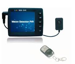 מצלמה בצורת כפתור עם מסך מובנה