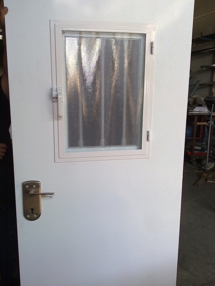 חלון נפתח בדלת פלדה