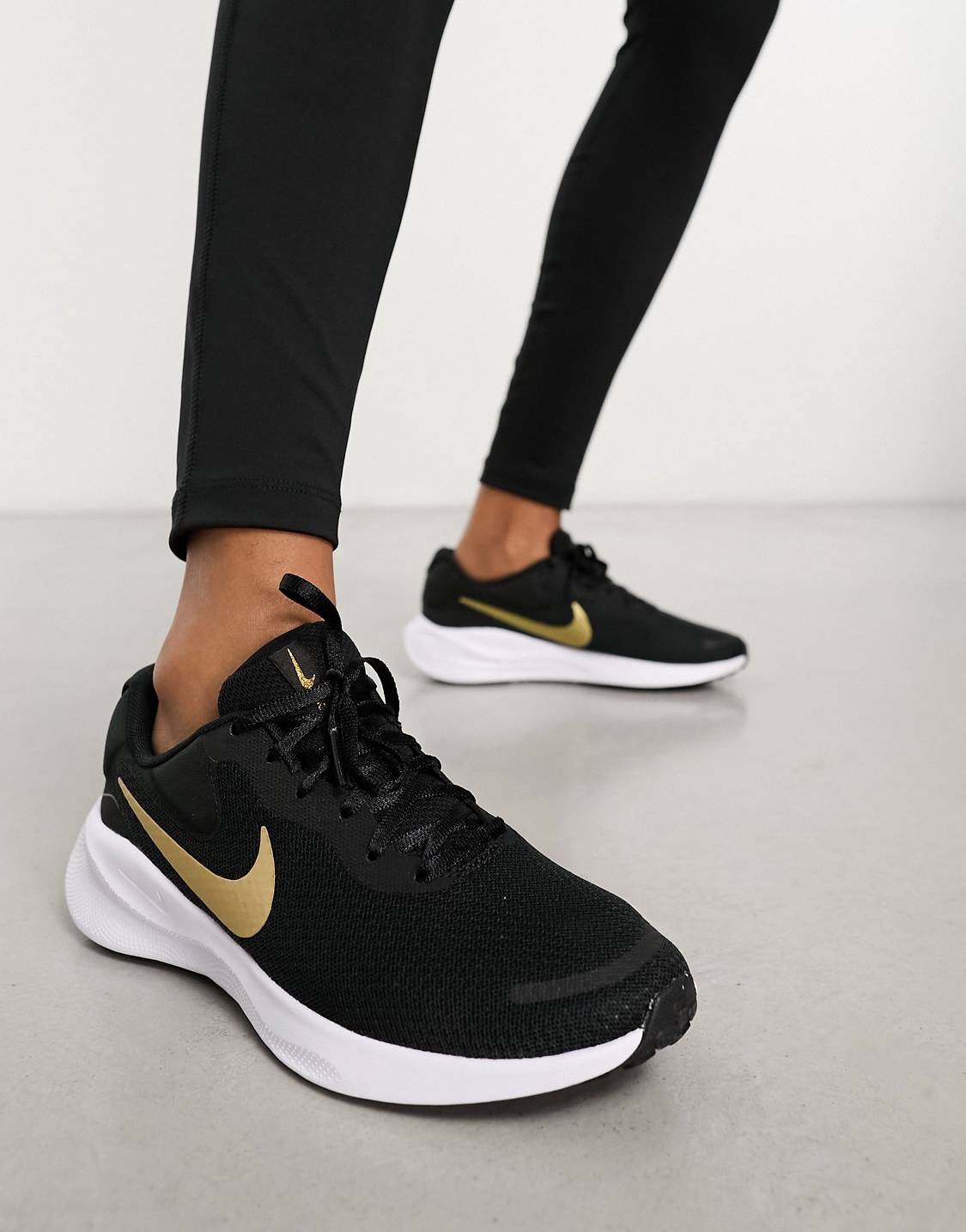 נעלי נייק ספורט נשים Nike Revolution