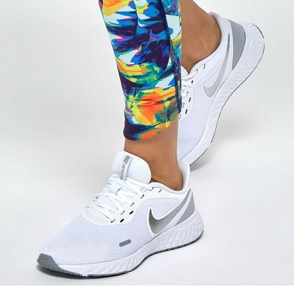 נעלי נייק ספורט נשים Nike Revolution 5