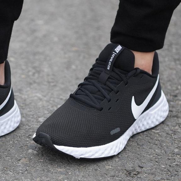 נעלי נייק ספורט גברים Nike Revolution 5