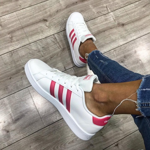 Adidas Ozelio белые женские на ноге