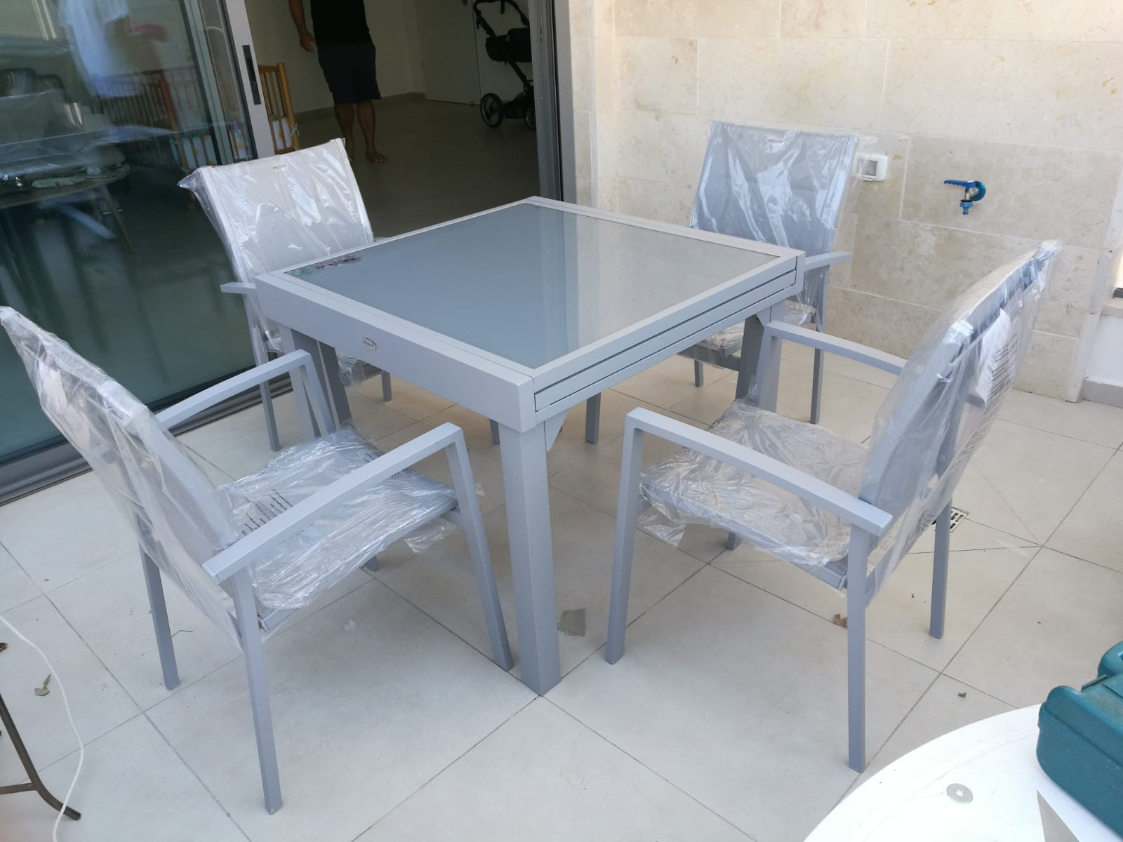 שולחן אלומיניום נפתח 90x90/180 במגוון צבעים + 4 כסאות מרופדים