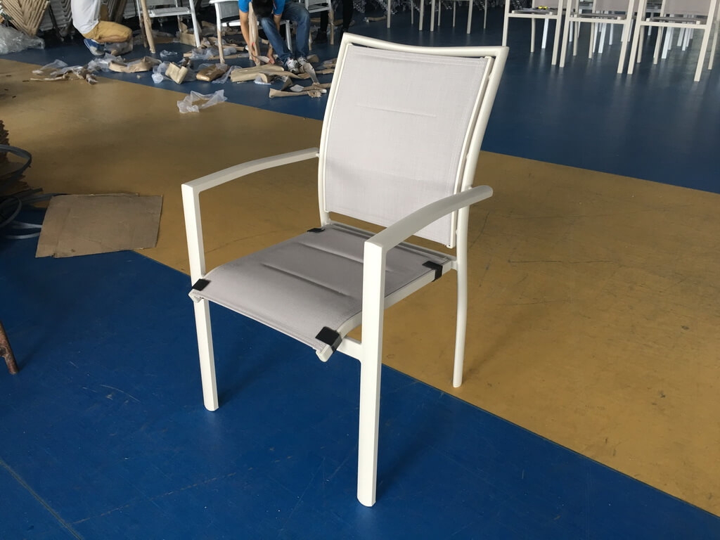 שולחן אלומיניום נפתח 100x135/270 במגוון צבעים + 4 כסאות מרופדים