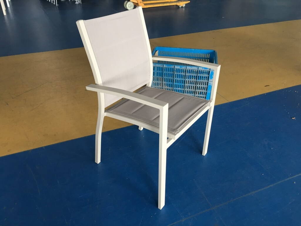 שולחן אלומיניום נפתח 100x135/270 במגוון צבעים + 4 כסאות מרופדים