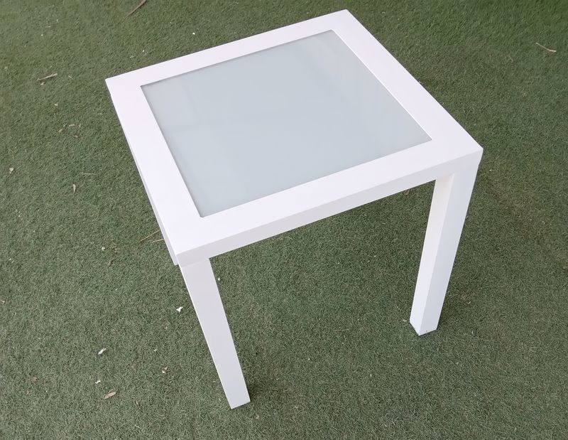 שולחן נמוך מאלומניום זכוכית