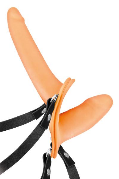 זוג תותבים לשני המשתתפים באקט ללובשת ולנחדרת