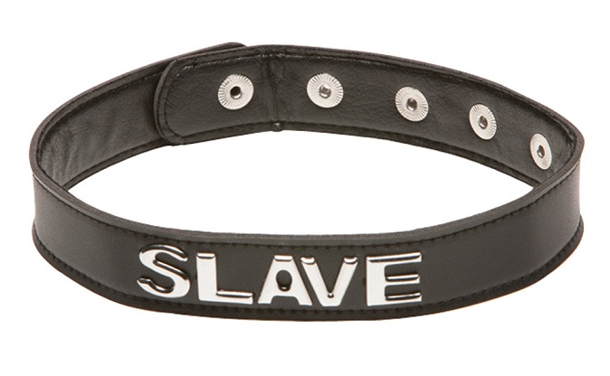 קולר לצוואר העבד עם כיתוב SLAVE
