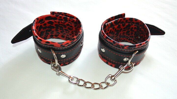 אזיקי ידיים מנומרים אדום ושחור