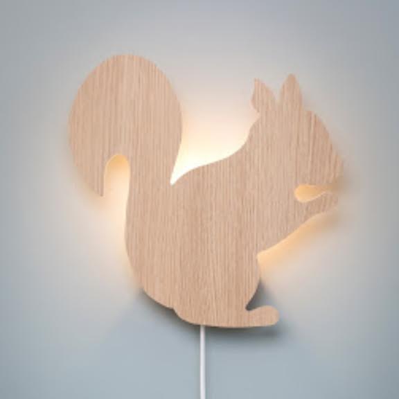 מנורת לילה צמודת קיר לחדרי ילדים סנאי מעץ