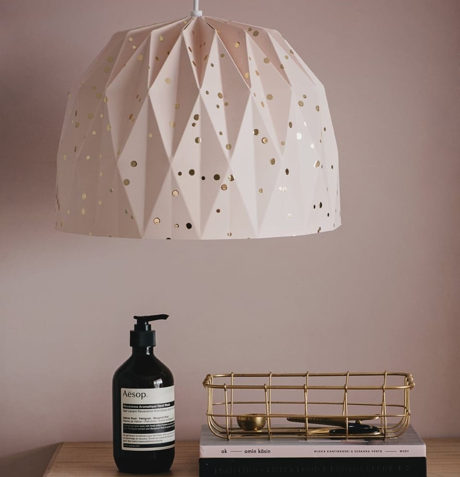 אהיל תיקרה ורוד פודרה עם זהב 