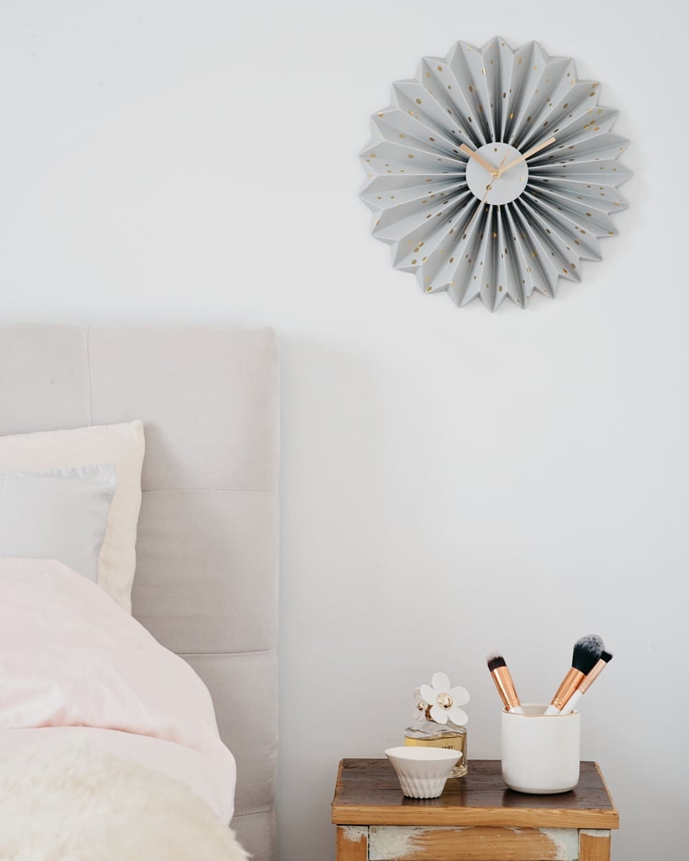 שעון קיר אוריגמי אפור קונפטי זהב