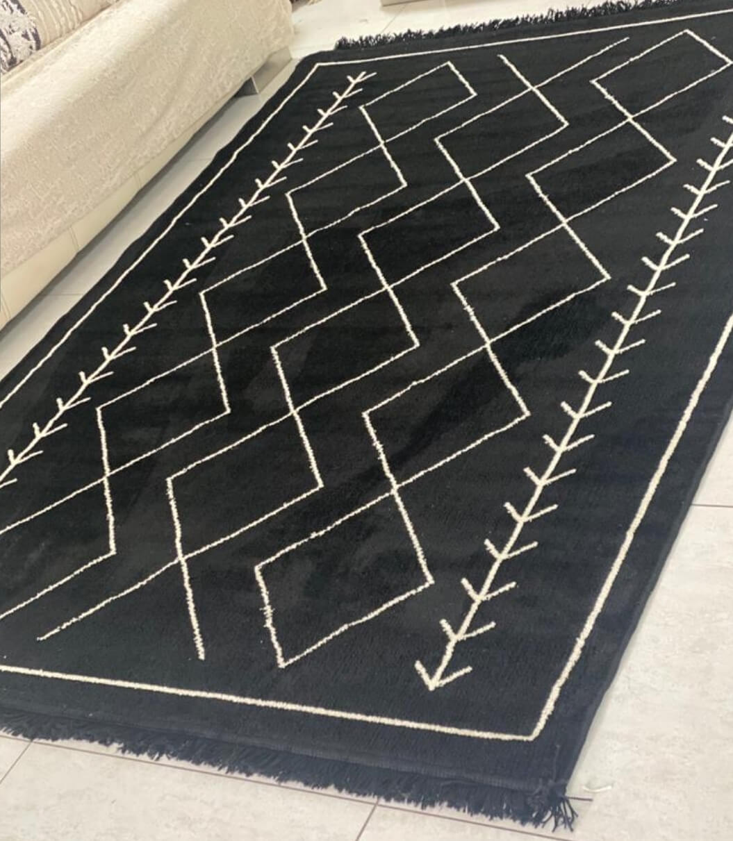 שטיח מעויינים שחור לסלון 160/230