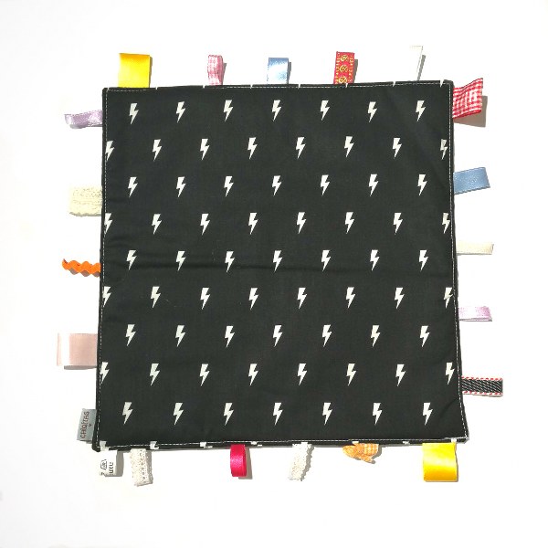 שחור ברקים - שמיכי תווית 