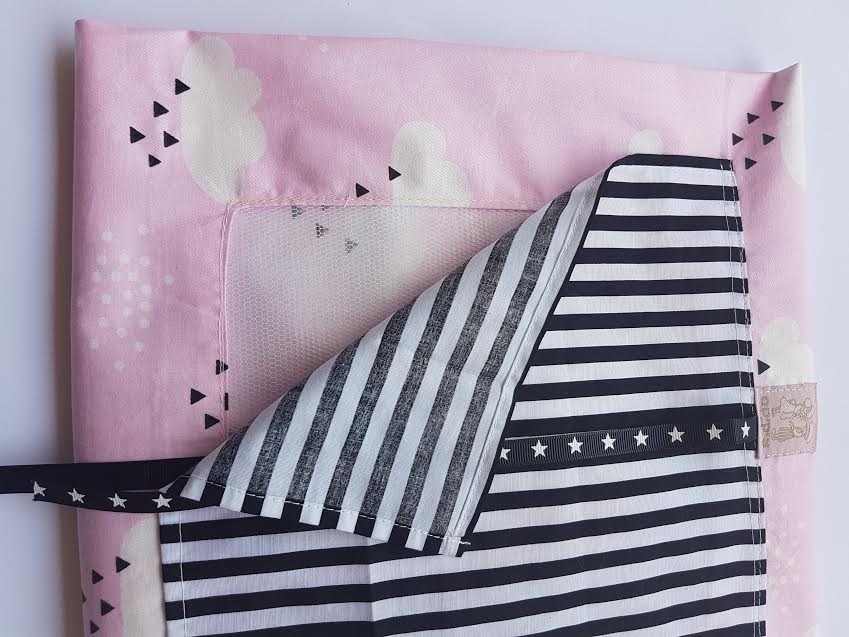 צלון לעגלה ורוד עננים ומשולשים