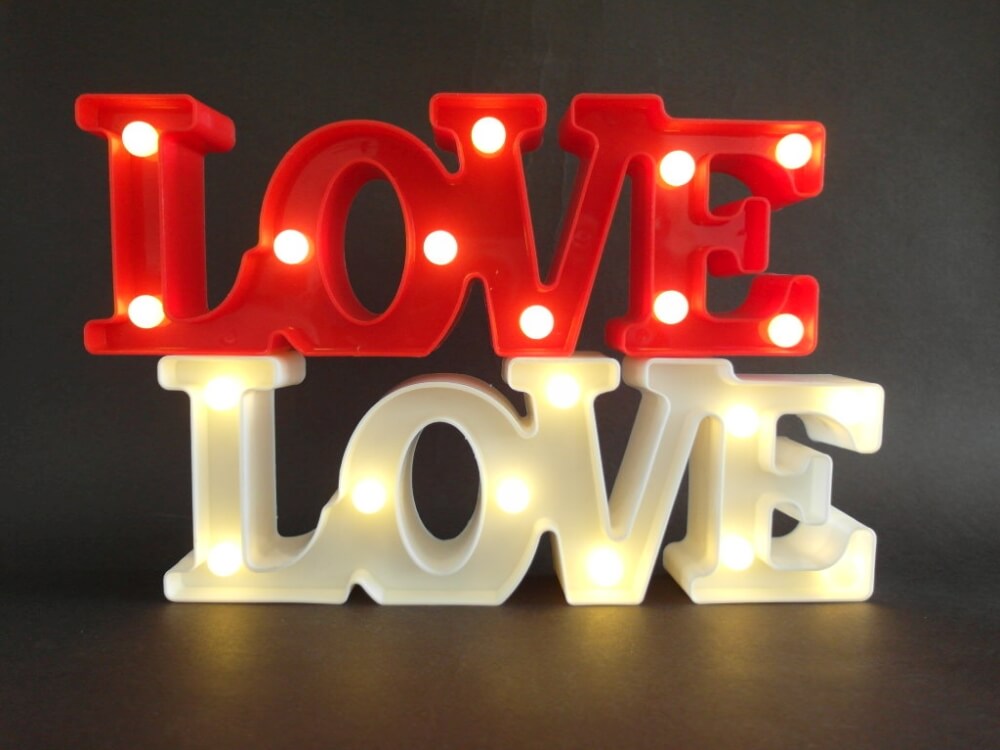 שלט LOVE פלסטיק + אור