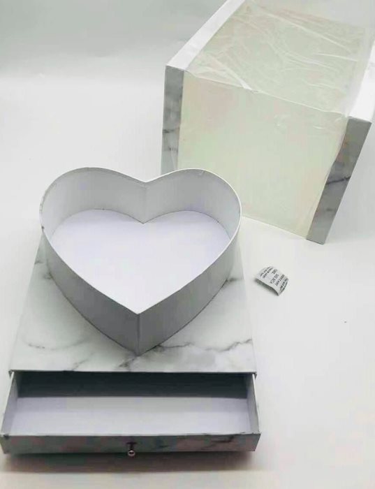 קופסה מרובעת דגם שיש לבן מכסה שקוף עם לב בפנים+מגירה 20 על 24 על 24