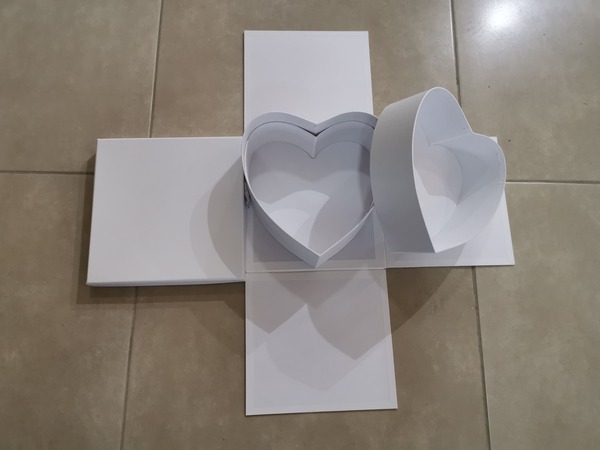 קופסת מתנה לב נפתח ל4 פאות - לבן 