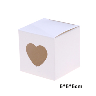 קופסאות קרטון לבנות עם חלונית לב שקופה - ארוז 8 יח