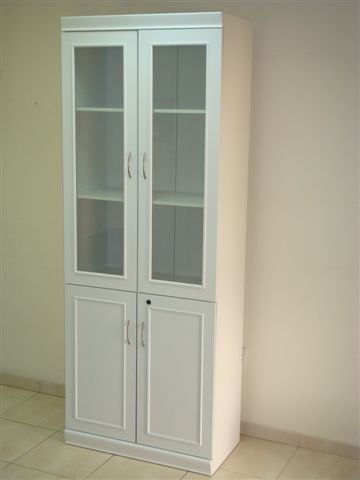 ארון ויטרינה לבן מדמוי פורניר דלתות  פתיחה עליונות מזכוכית 