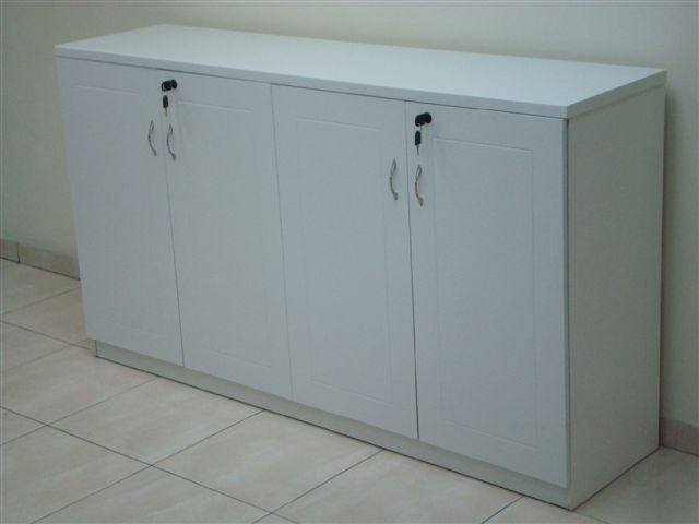 ארון משרדי לבן מדמוי פורניר למשרד  לאחסון קלסרים 