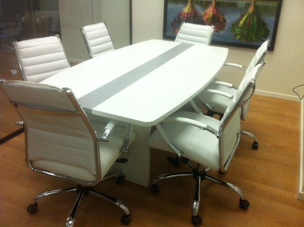 שולחן ישיבות אובלי 