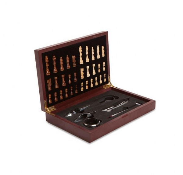 מארז אביזרי יין מעוצב עם משחק שחמט דגם שחמט