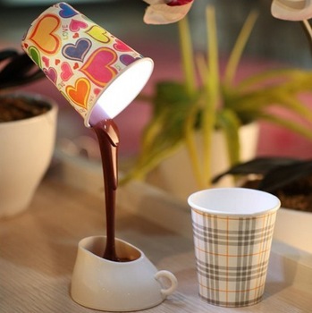 מנורת שולחן ניידת בעיצוב כוס קפה שנשפך